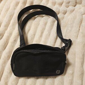 Lululemon Everywhere Belt Bag Mini in Black